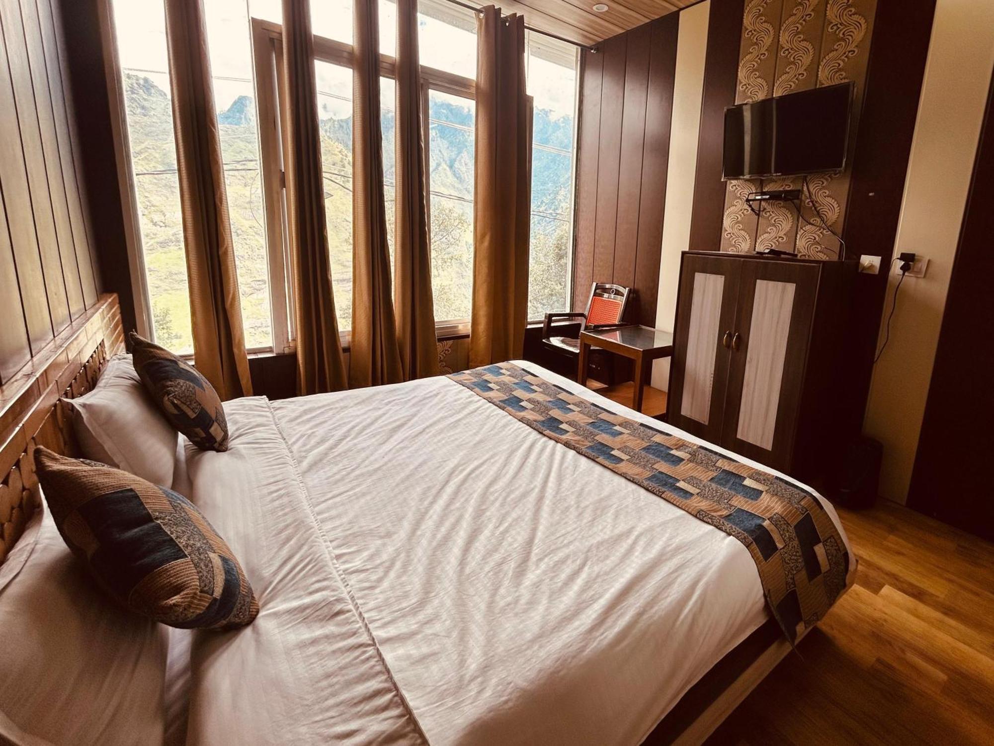 Sleeping Beauty Hotel Moutain View Property Joshīmath エクステリア 写真