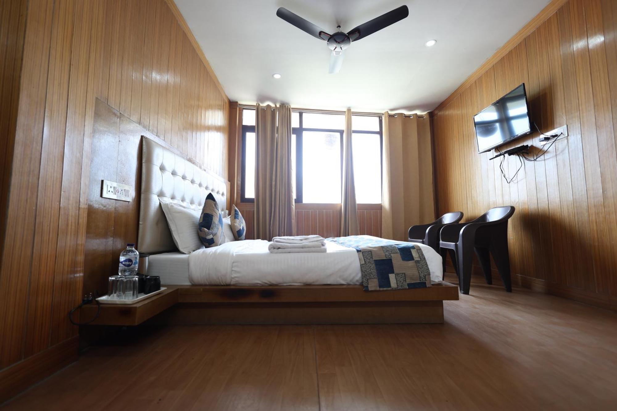 Sleeping Beauty Hotel Moutain View Property Joshīmath エクステリア 写真