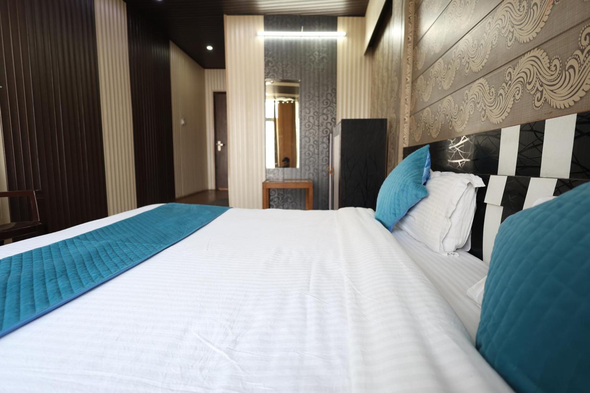 Sleeping Beauty Hotel Moutain View Property Joshīmath エクステリア 写真