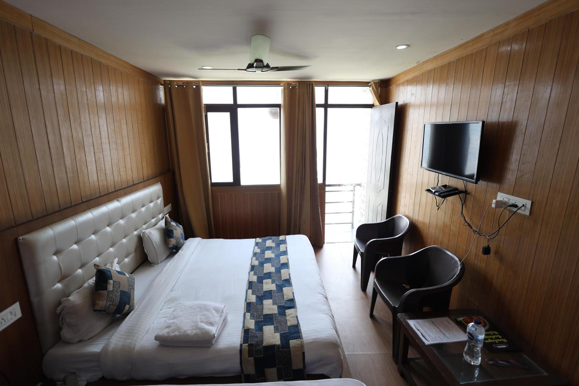 Sleeping Beauty Hotel Moutain View Property Joshīmath エクステリア 写真