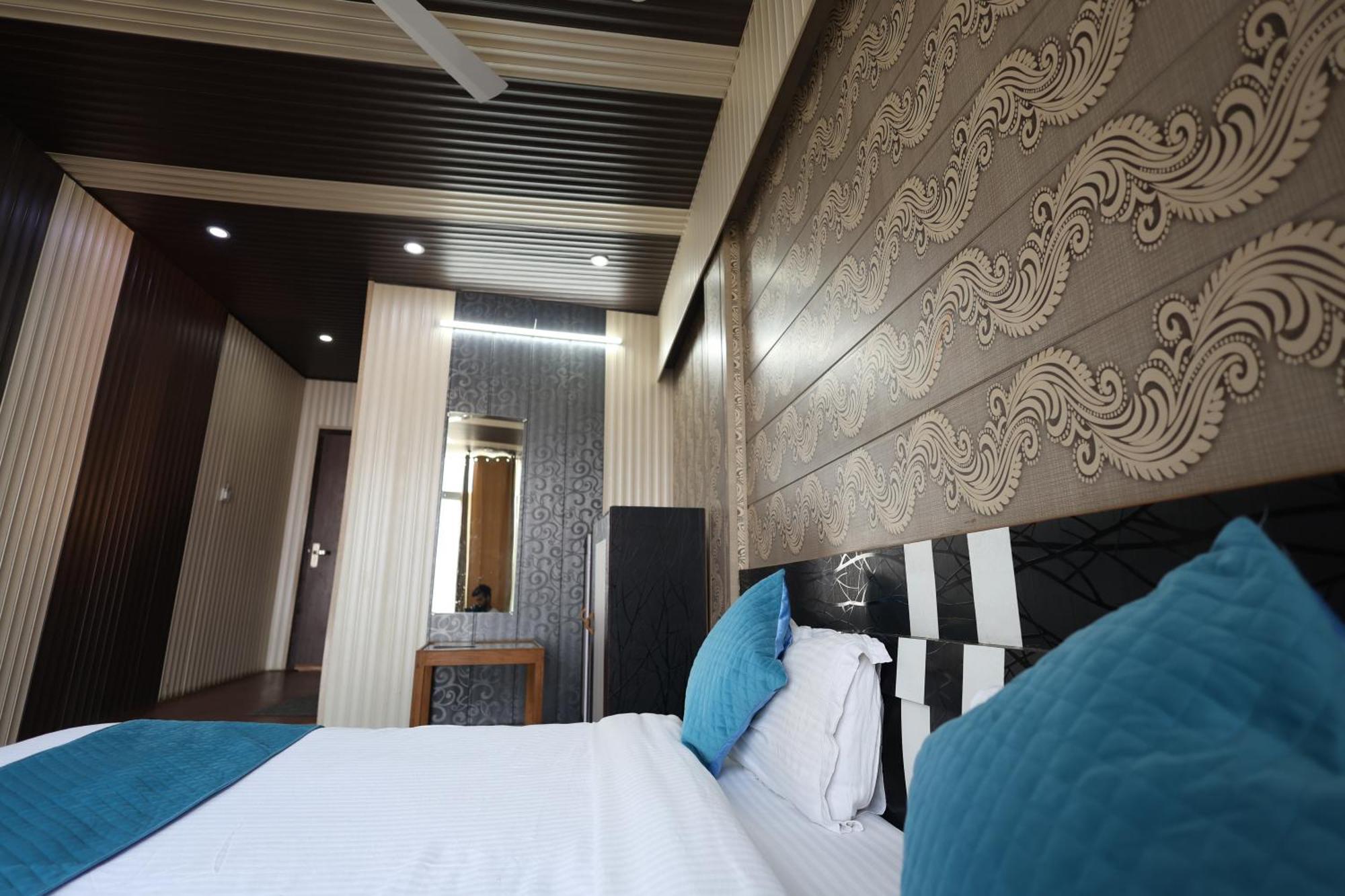 Sleeping Beauty Hotel Moutain View Property Joshīmath エクステリア 写真